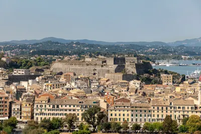 Altstadt von Korfu-Stadt mit der Alten Festung und dem Hafen, Blick von einem Hügel